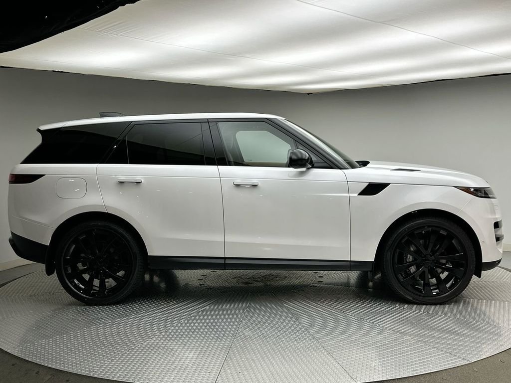New 2026 Ostuni Pearl White Land Rover SE image 4