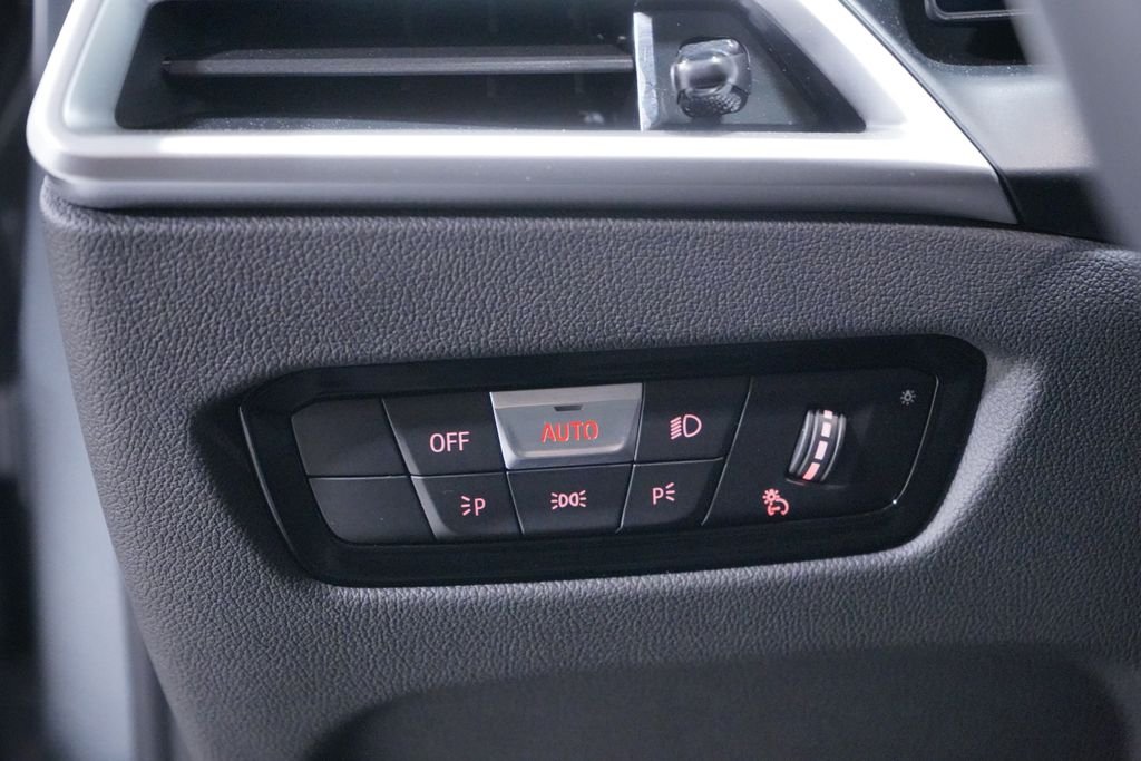 2025 BMW 3 Series 330i - Photo 20