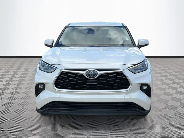 Used 2020 White Toyota LE image 2