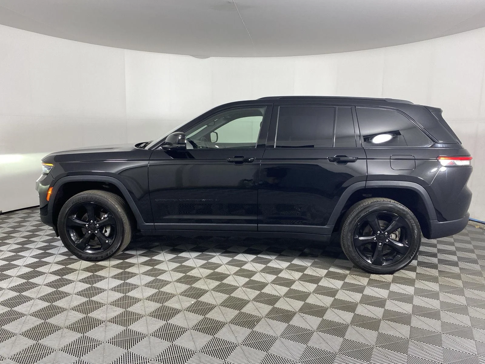 Used 2024 Diamond Black Crystal Pearlcoat Jeep Altitude X image 13