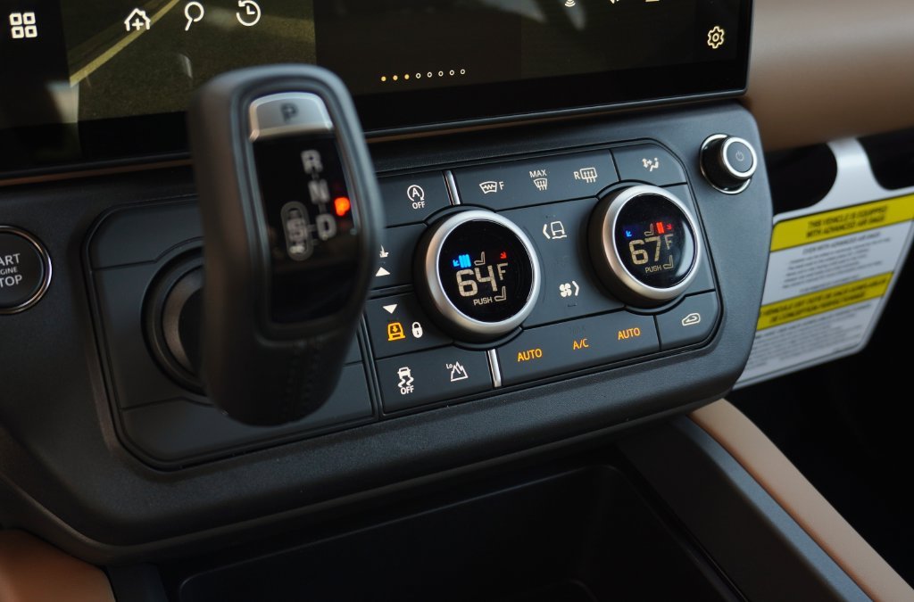 New 2026 Woolstone Green Land Rover X-Dynamic SE image 25