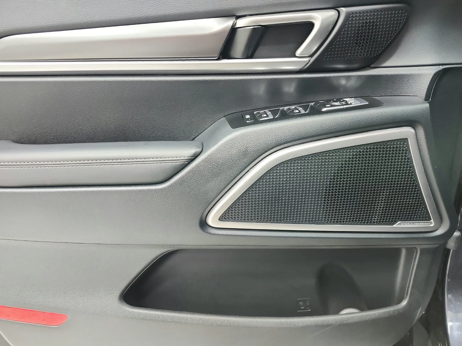 Used 2025  Kia S image 35