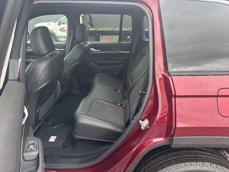 New 2026 Velvet Red Pearl-Coat Exterior Paint Jeep Altitude image 8