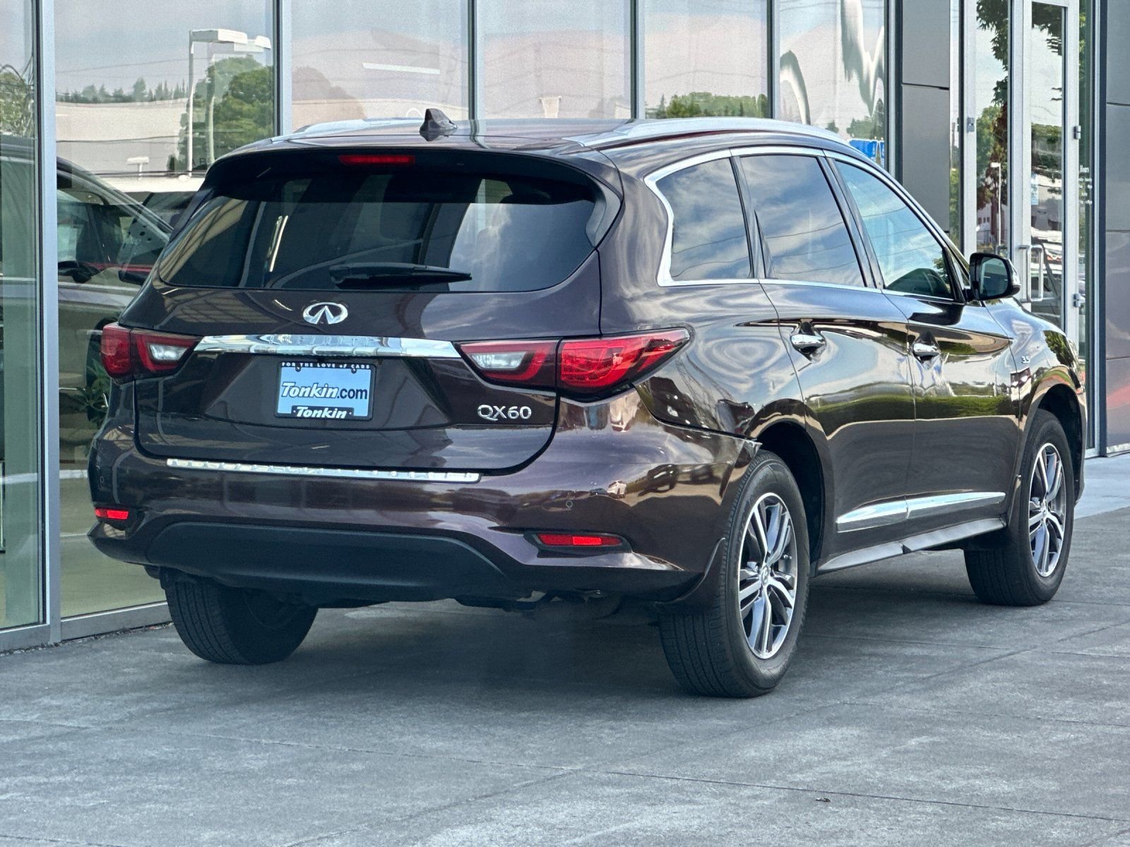 Used 2019 Mocha Almond INFINITI LUXE image 3