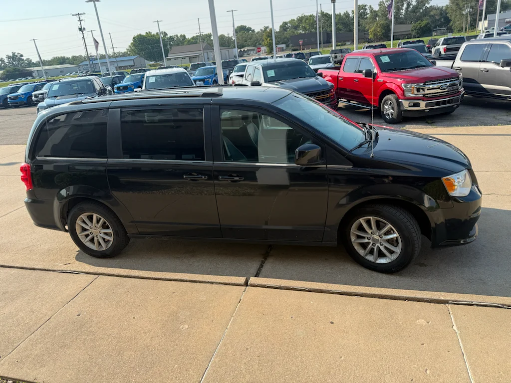 Used 2019 Black Onyx Crystal Pearlcoat Dodge SXT image 9