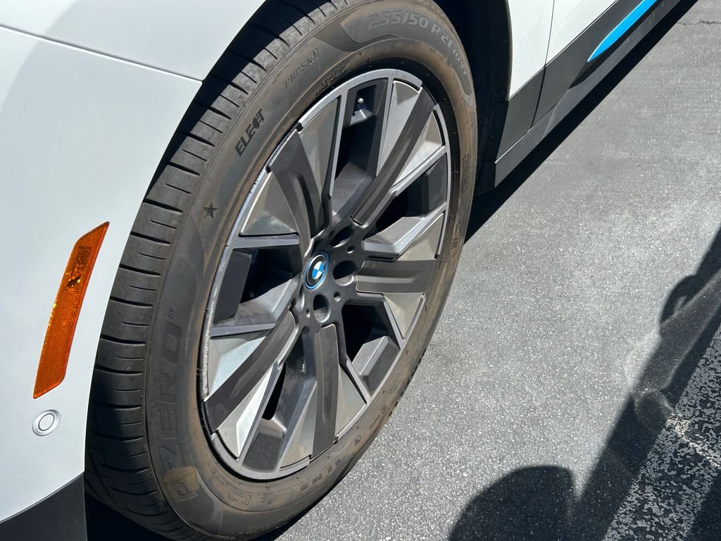 Certified Used 2024 Alpine White BMW xDrive50 image 3