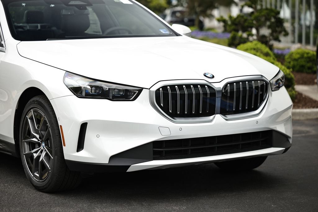 New 2027 Mineral White Metallic BMW 530i xDrive image 2