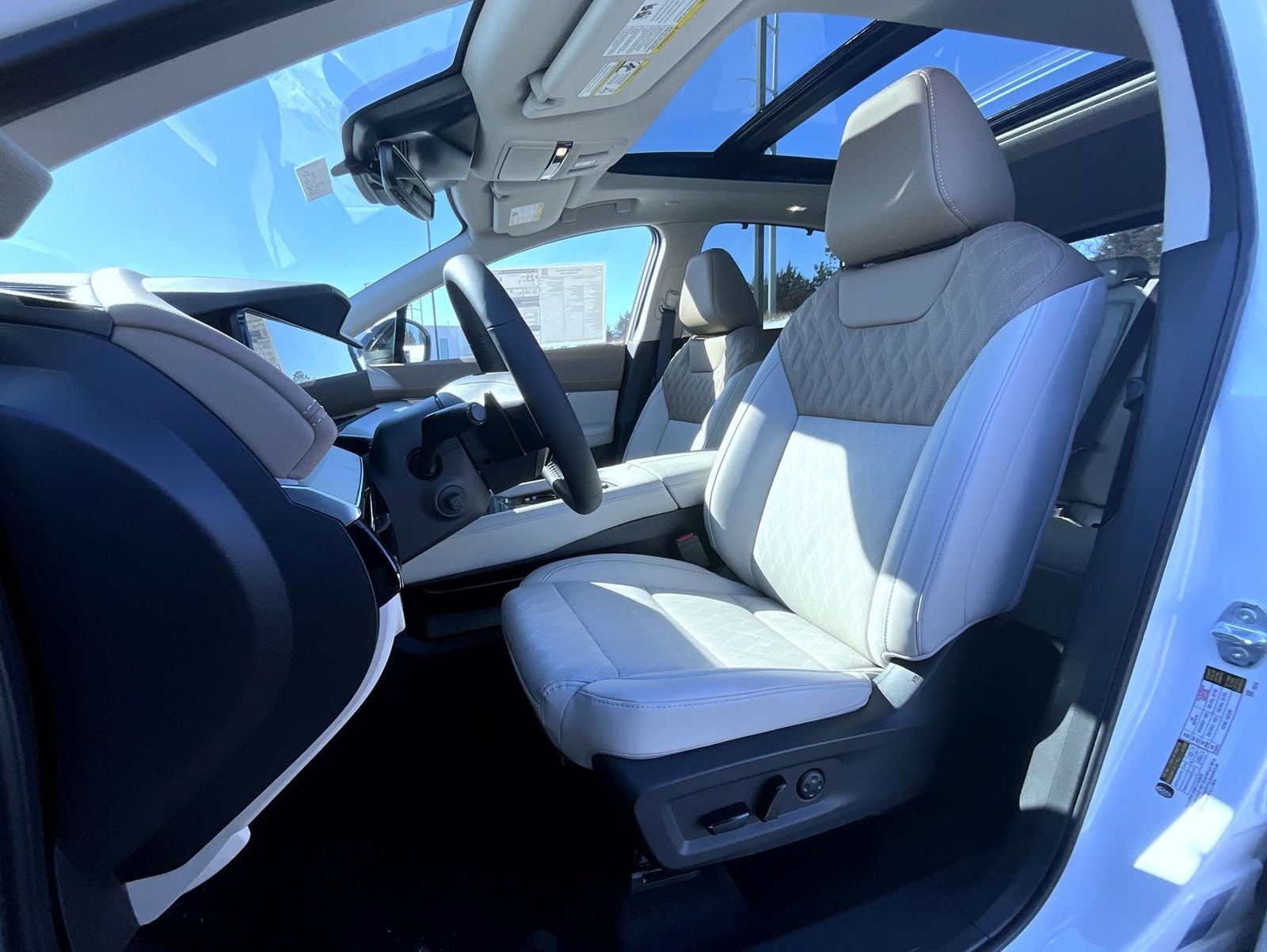 New 2026 Everest White Pearl TriCoat / Super Black Two-tone Nissan Platinum image 10