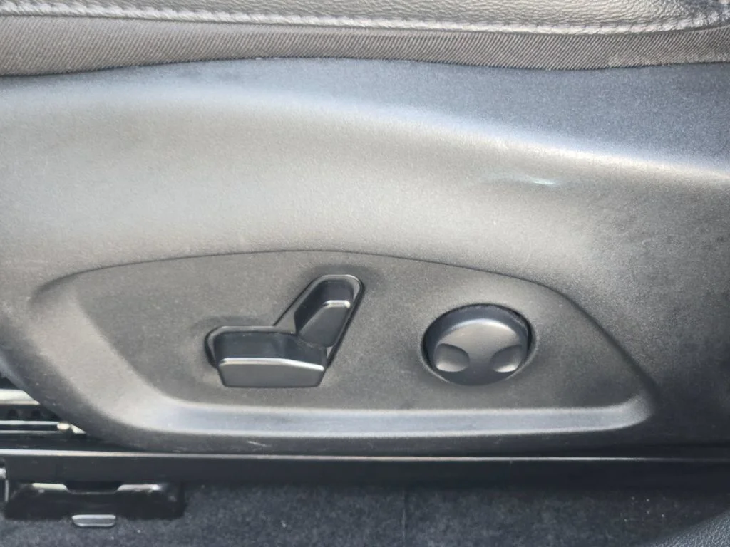 Used 2025 Silver Jeep Limited image 27