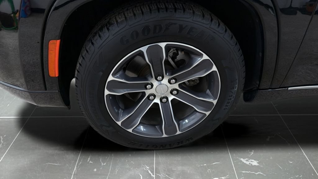 Used 2024 Black Jeep L image 28