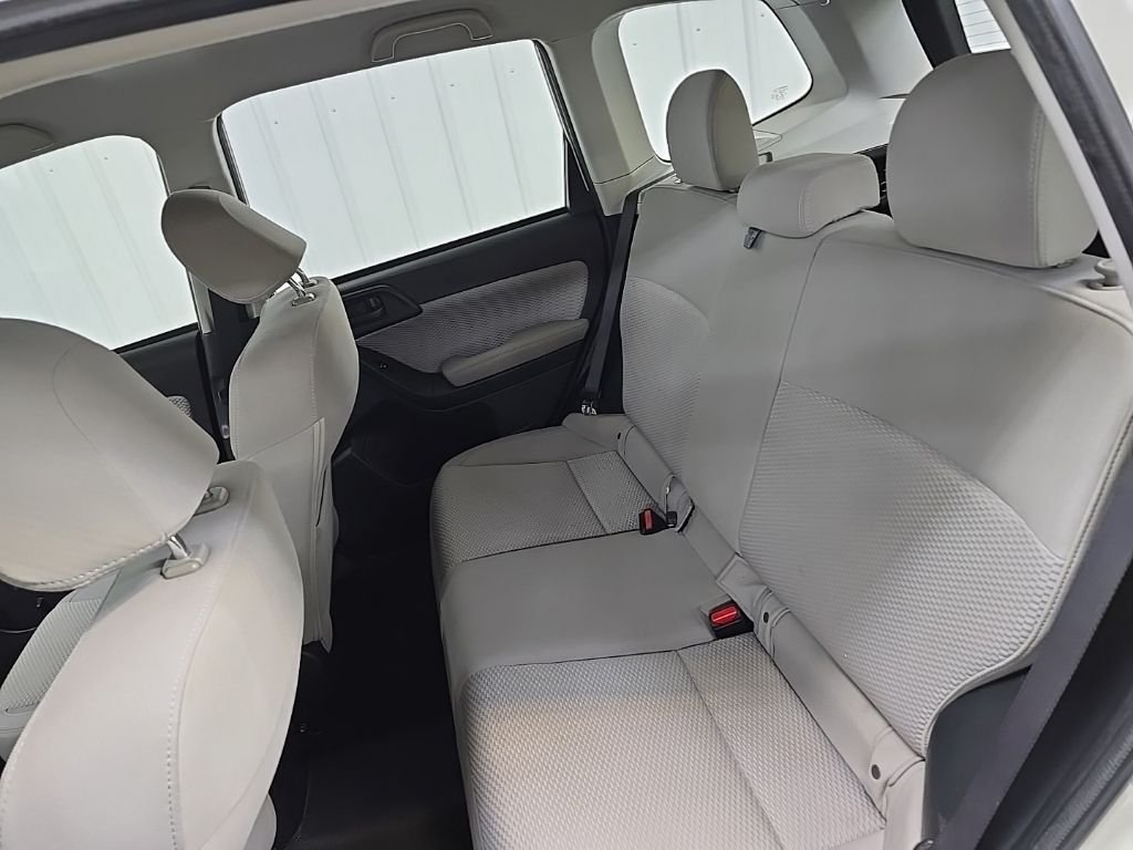 Used 2018 White Subaru 2.5i image 33