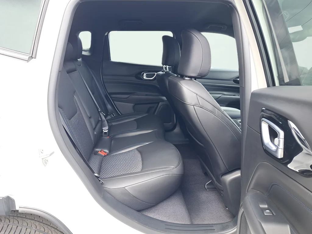 New 2026 Bright White Clear-Coat Exterior Paint Jeep Latitude image 14