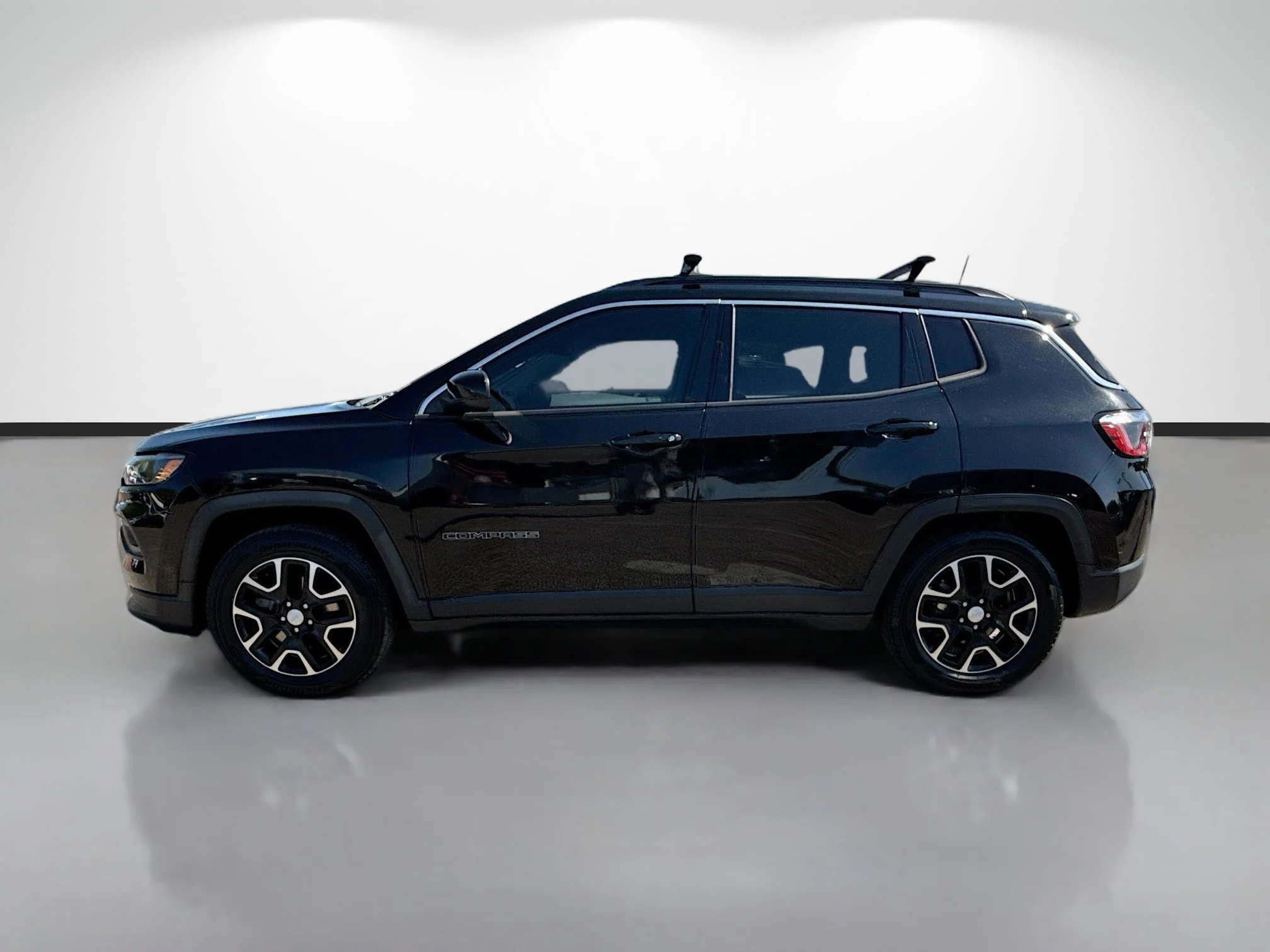 Used 2022 Diamond Black Crystal Pearlcoat Jeep Latitude image 6