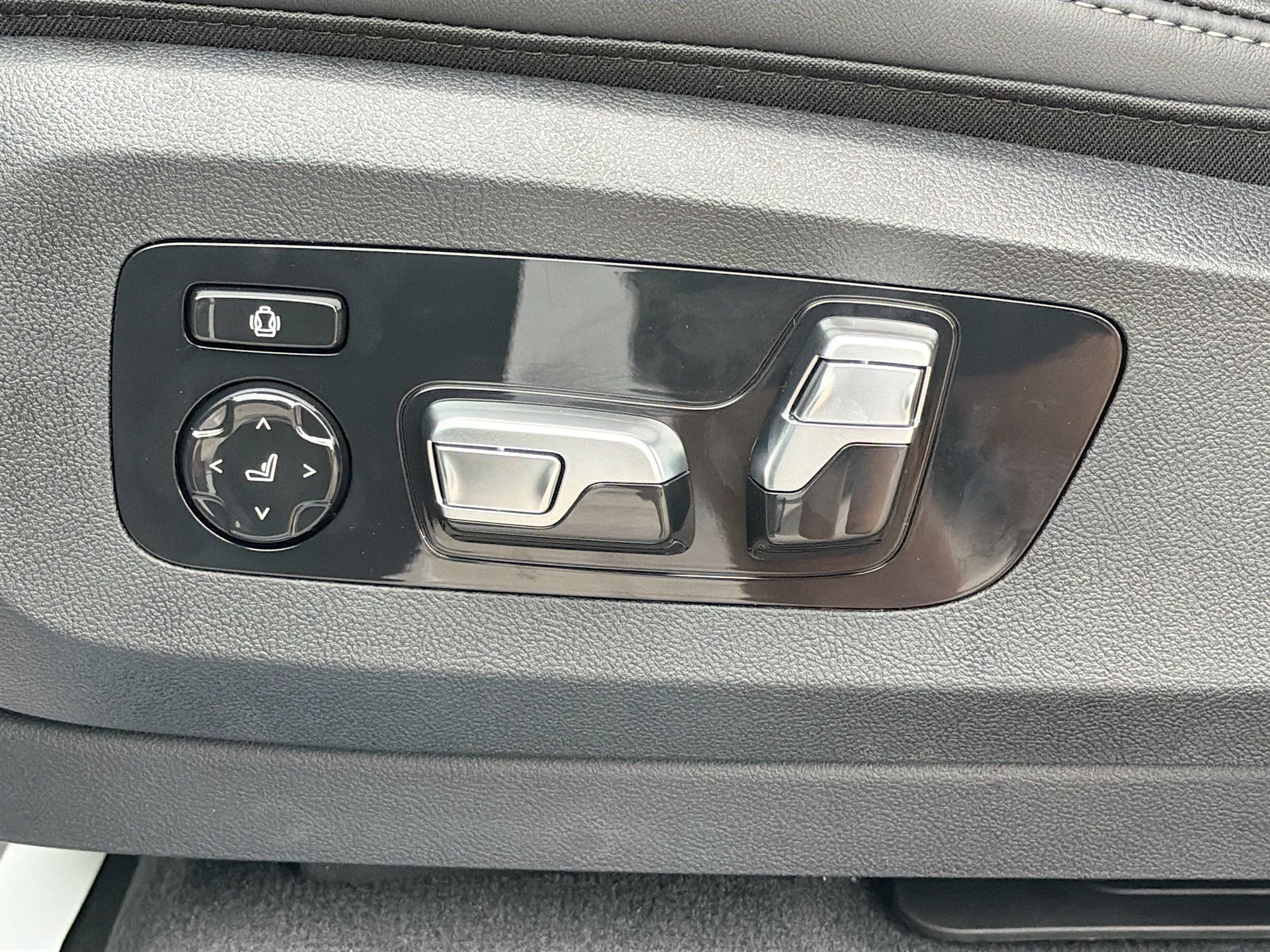 New 2026 Mineral White Metallic BMW xDrive50e image 24