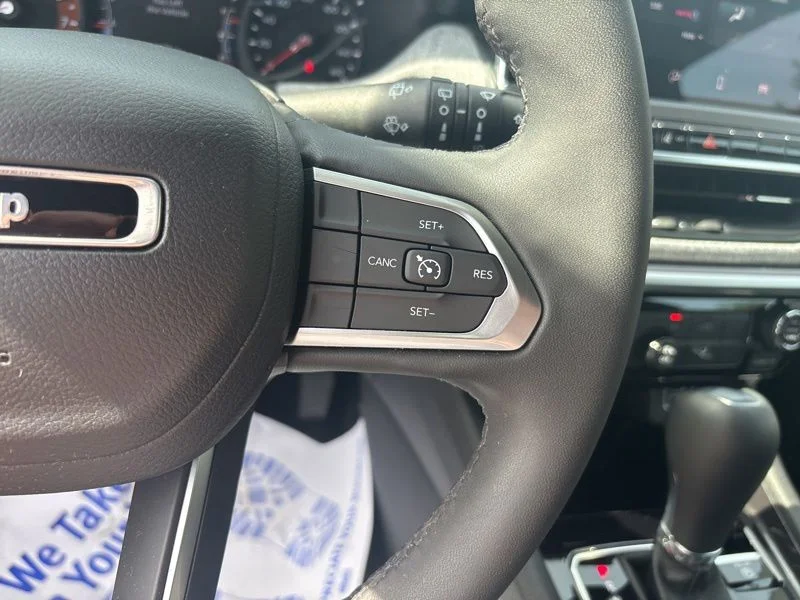 Used 2023 Silver Jeep Latitude image 37
