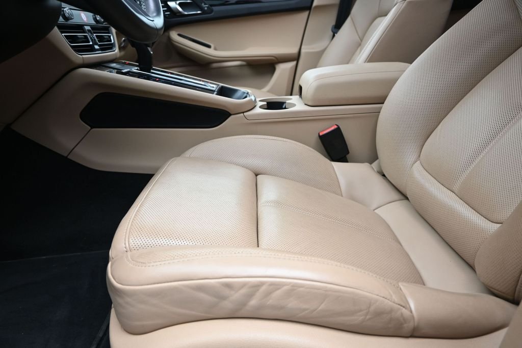Used 2024 White Porsche Base image 13