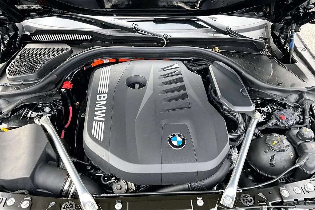2026 BMW 5 Series 550e - Photo 20