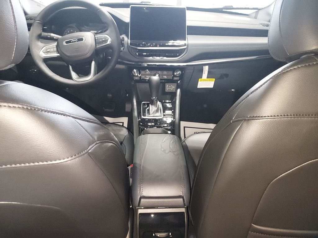 New 2026 Hydro Blue Pearl-Coat Exterior Paint Jeep Latitude image 10