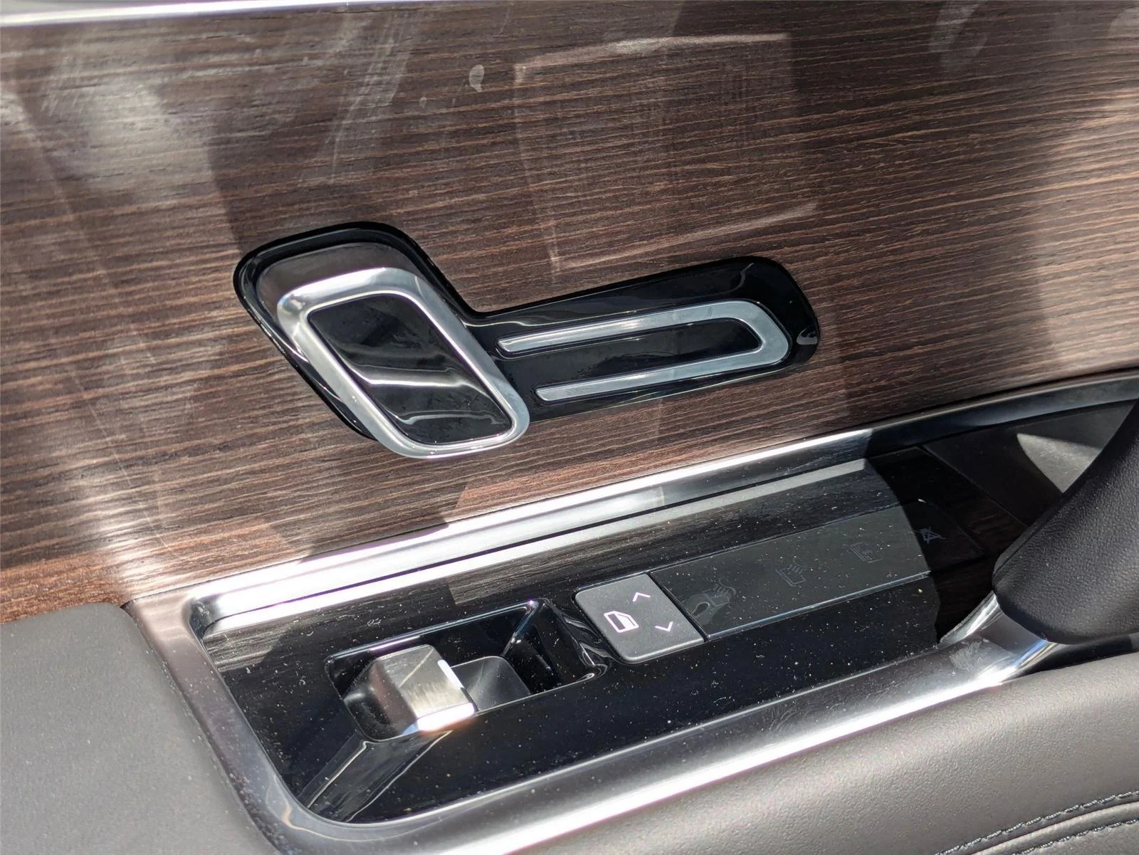 Used 2025  Land Rover SE image 25