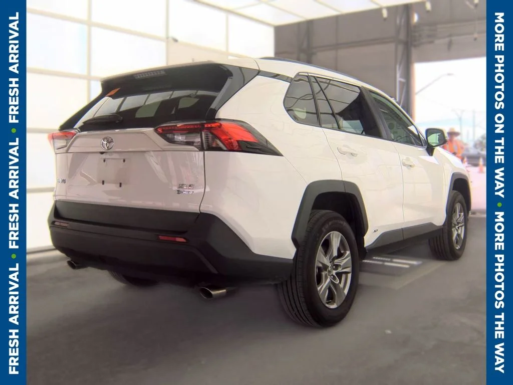 Used 2025 White Toyota XLE image 5