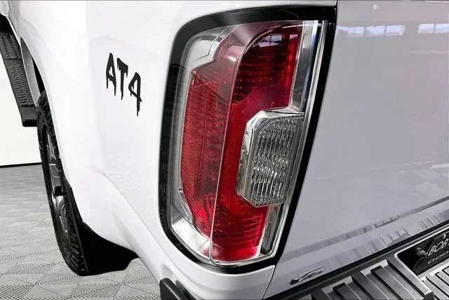 Used 2022 White GMC AT4 w/Leather image 23