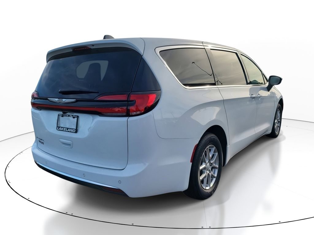 New 2026 Bright White Clear-Coat Exterior Paint Chrysler Select image 5
