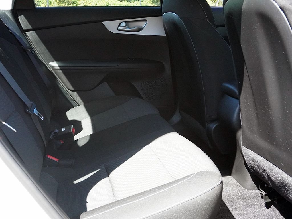 Used 2023 White Kia LXS image 26