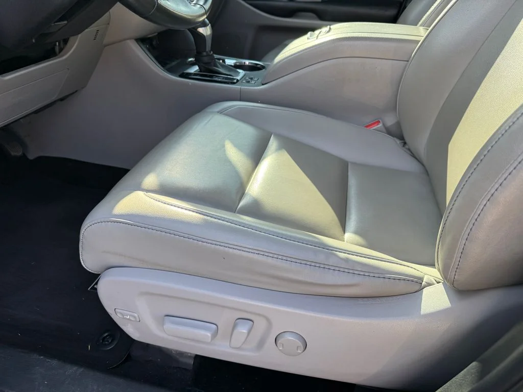 Used 2019 Silver Toyota XLE image 19