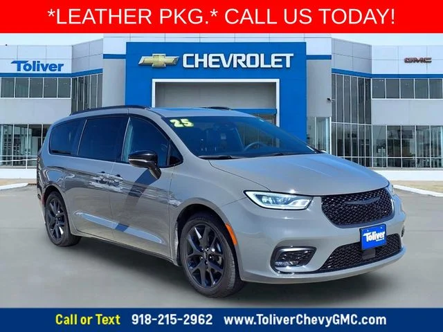 Used 2025 White Chrysler Limited image 1