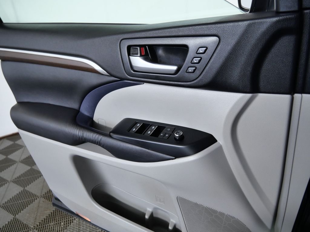 Used 2016 Silver Toyota Limited Platinum image 27
