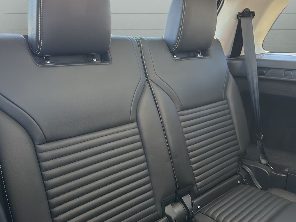 Used 2024  Land Rover S image 8