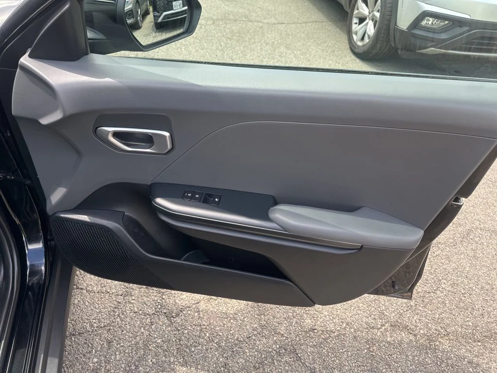 Used 2025 Black Kia LXS image 30