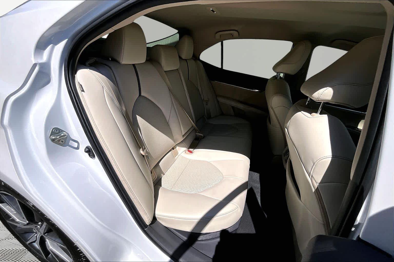 Used 2021 Wind Chill Pearl Toyota Hybrid XLE image 20