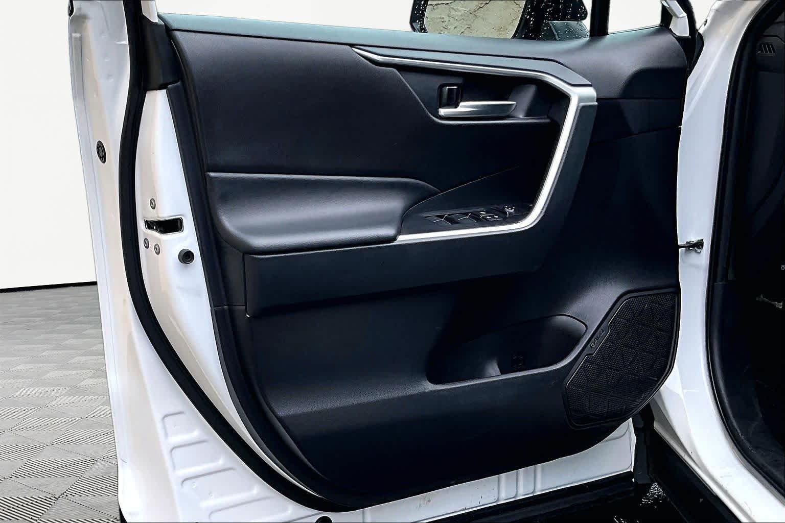 Used 2025 Ice Cap Toyota Hybrid XLE image 22