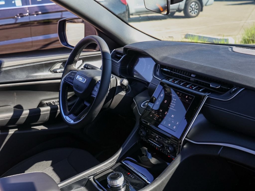 New 2026 Diamond Black Crystal Pearl-Coat Exterior Paint Jeep Laredo image 19