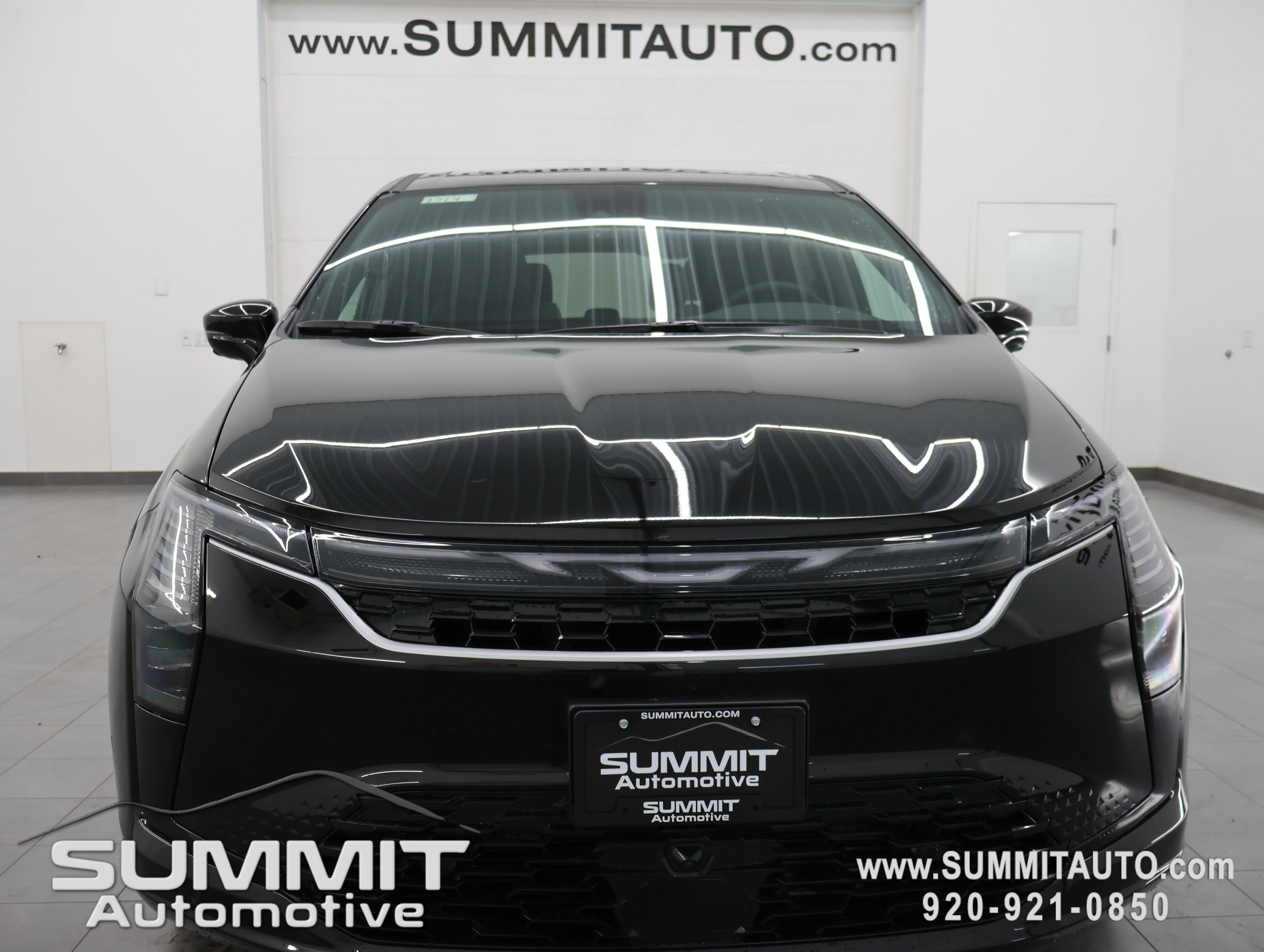 New 2027 Diamond Black Crystal Pearl-Coat Exterior Paint Chrysler Limited image 27