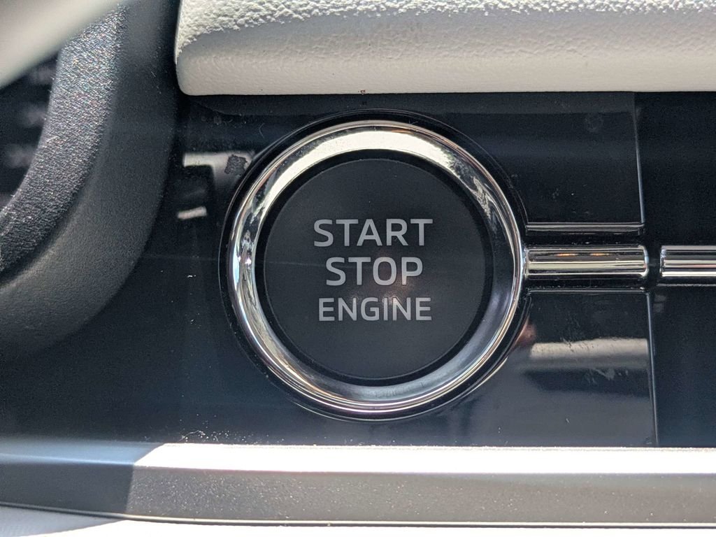 Used 2025  Mitsubishi SE image 32
