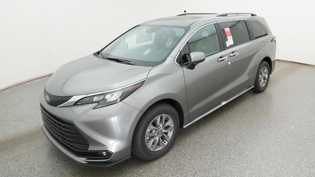 2026 Toyota Sienna XLE 8-Passenger Hybrid FWD's photo