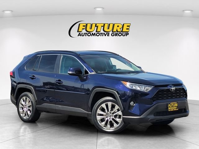 Used 2020  Toyota XLE Premium image 1