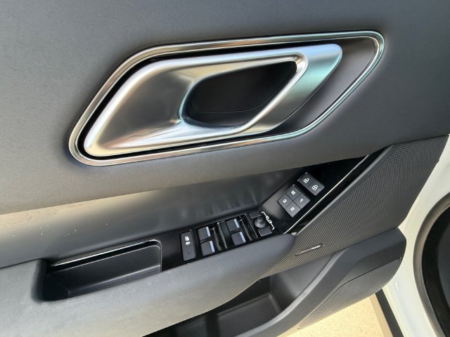 Used 2024  Land Rover Dynamic SE image 11