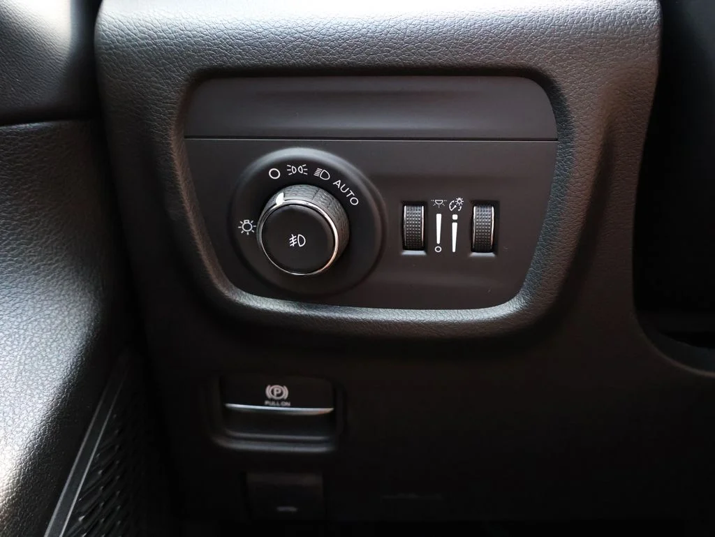 New 2026 Bright White Clear-Coat Exterior Paint Jeep Limited image 33
