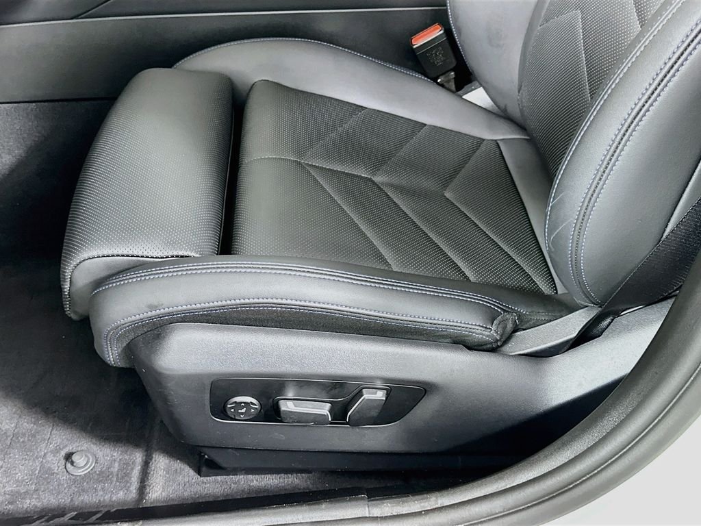 2026 BMW 5 Series 550e - Photo 20