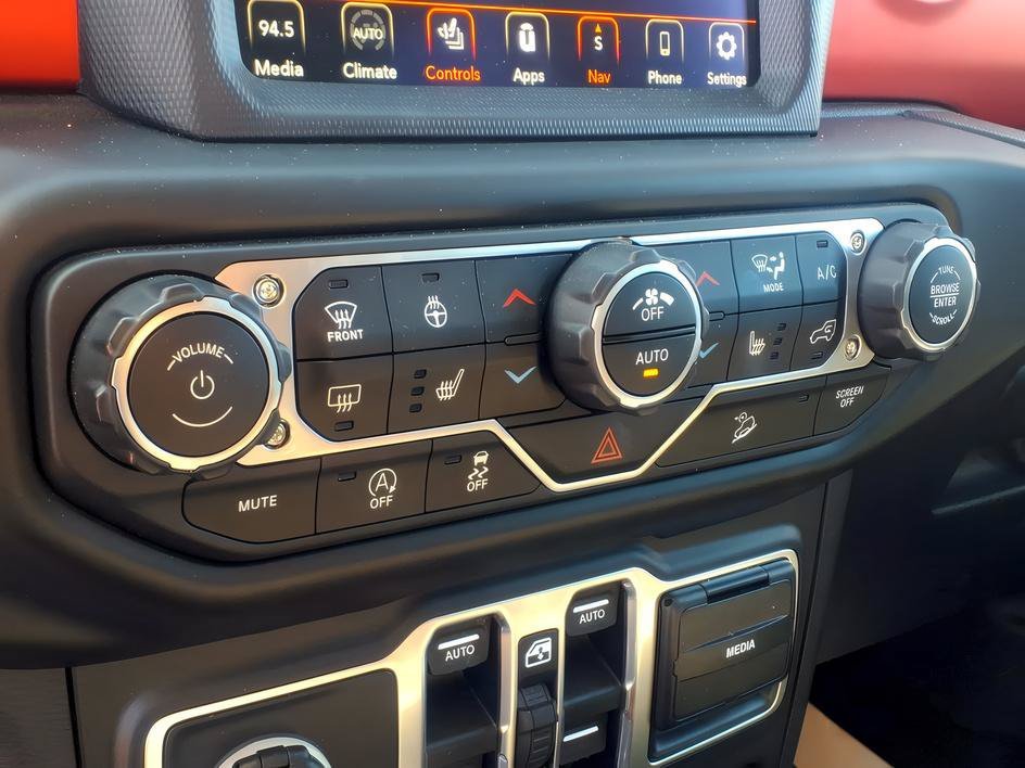 Used 2018 Granite Crystal Metallic Clearcoat Jeep Rubicon image 19