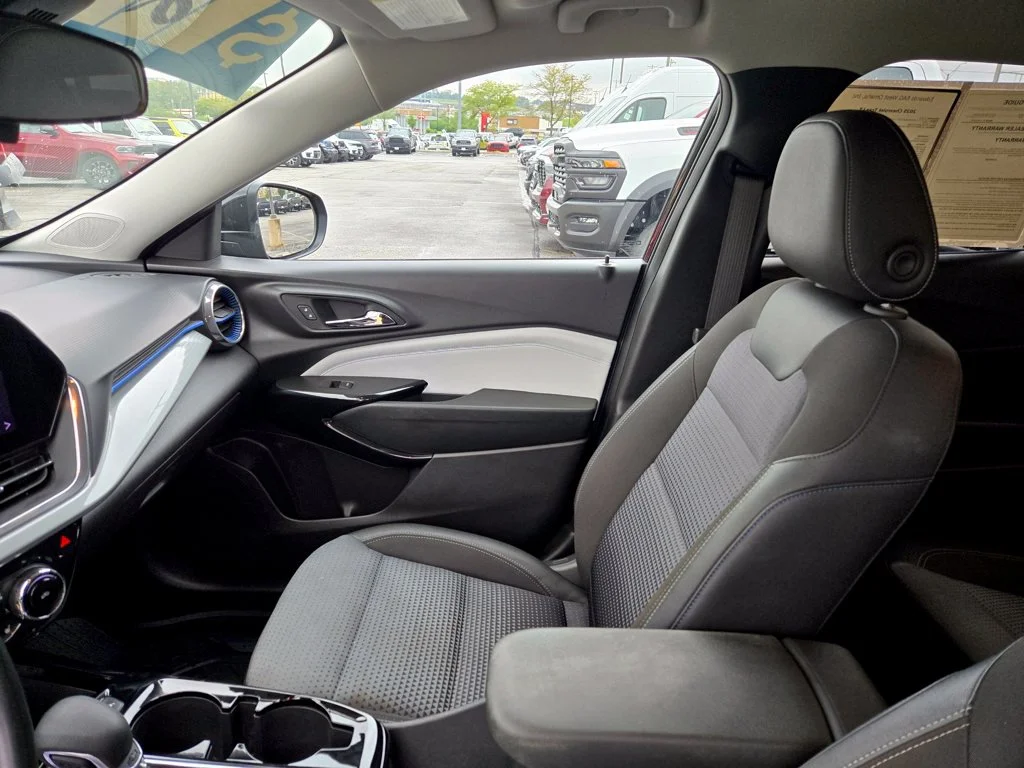 Used 2025 Black Chevrolet LT image 24