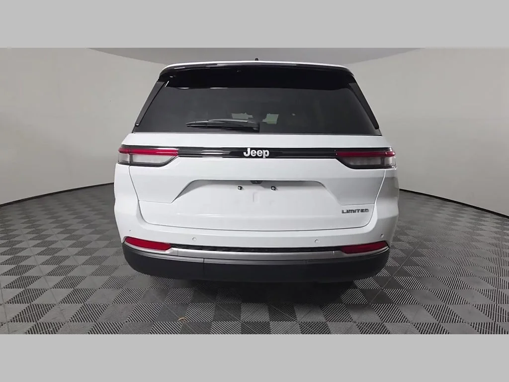 New 2026 Bright White Clear-Coat Exterior Paint Jeep Limited image 30