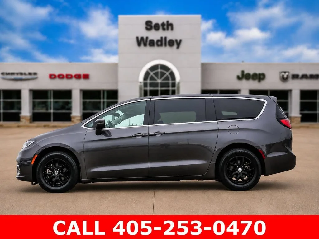 Used 2023 Gray Chrysler Touring L image 4