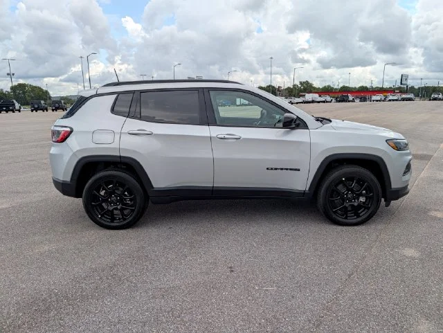 New 2026 Silver Zynith Metallic Clear-Coat Exterior Paint Jeep Latitude image 6