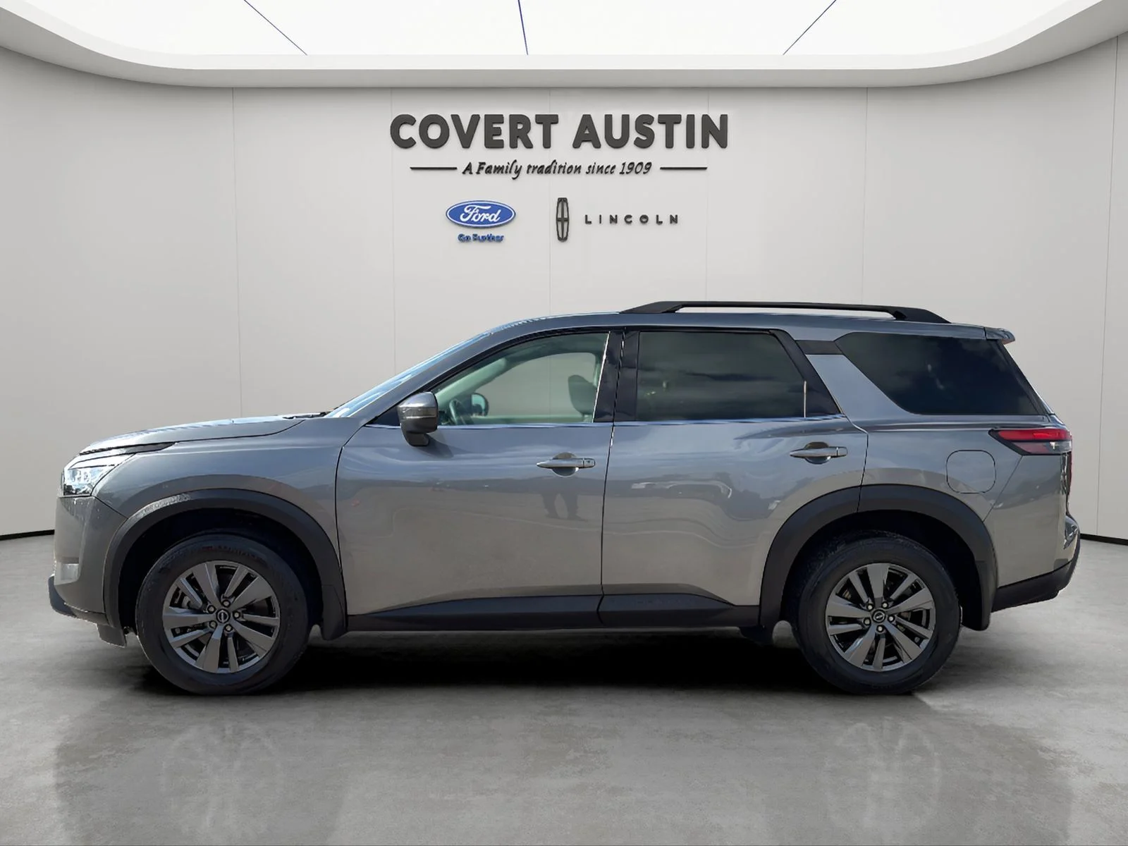 Used 2024 Gray Nissan SV image 2