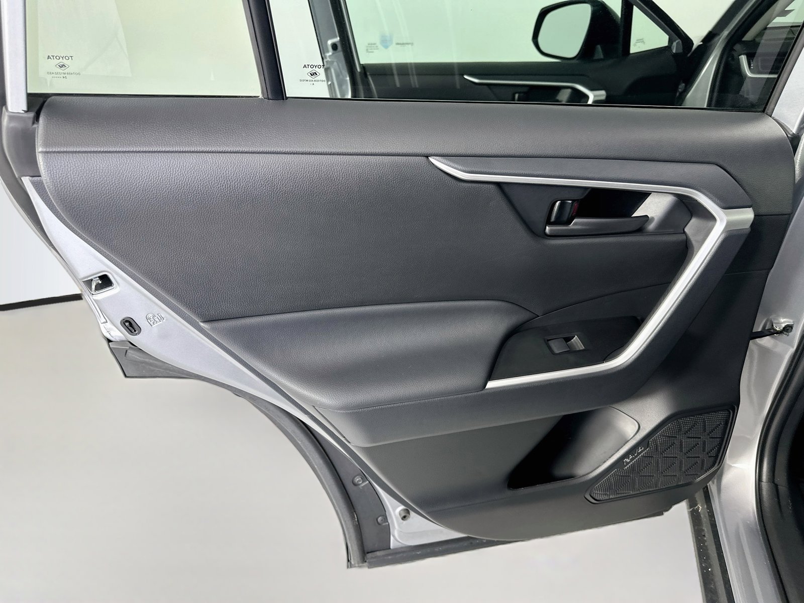 2025 Toyota RAV4 LE - Photo 27