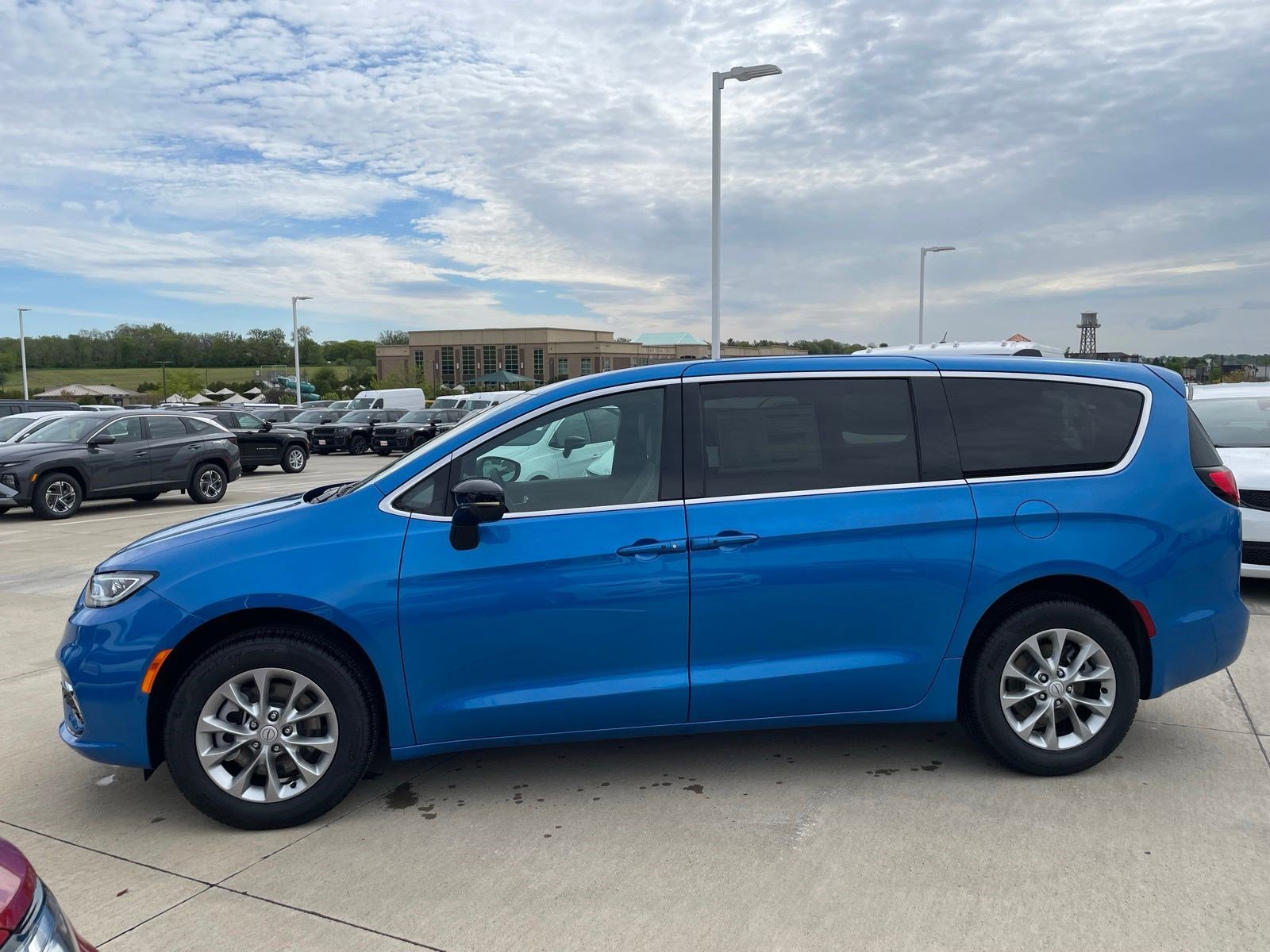2026 Chrysler Pacifica Select AWD's photo